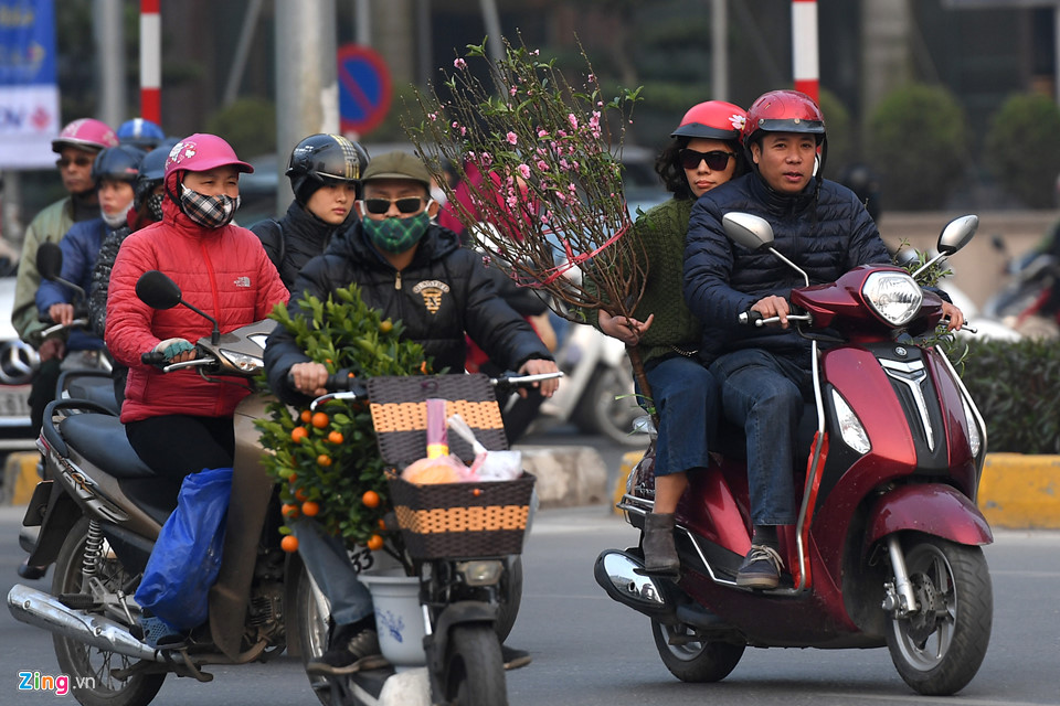 Lỉnh kỉnh tivi, cành đào về quê ăn Tết sau ngày làm việc cuối cùng